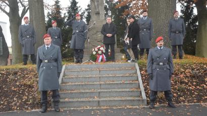 Bild: fz
Erstmals wirkten die Soldaten der Pateneinheit aus Weiden bei den drei Gedenkfeiern in Windischeschenbach, Neuhaus und Bernstein mit. Hier in Neuhaus legte Bürgermeister Karlheinz Budnik mit Oberleutnant Patrick Pecher den Kranz nieder.