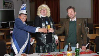 Bild: wro
Prost auf Fasching 2021/2022 in Wiesau: Zweiter Bürgermeister Michael Dutz mit dem selbst ernannten Prinzenpaar Ewalda I. alias Ewald Oppl und Elfried I. alias Elfriede Lang (von rechts).
