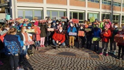 Bild: wel
Vier Klassen der Doktor-Eisenbarth-Grundschule haben Päckchen gepackt und geben sie an Kinder in Bulgarien, Moldawien, Rumänien und die Ukraine ab.