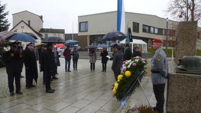 Bild: bk
Gemeinde und die Krieger- und Soldatenkameradschaft ehren am Mahnmal die Opfer von Krieg und Gewalt