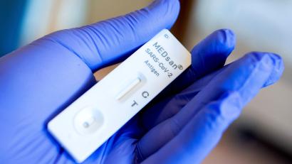 Bild: Hauke-Christian Dittrich/dpa
Eine Altenpflegerin hält in einem Altenwohnzentrum einen Schnelltest zur Erkennung des Coronavirus in den Händen.