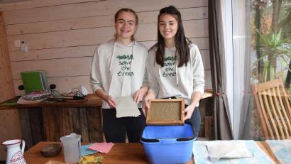 Bild: bö
Emma (links) und Hanna sind mit ihrem Projekt "Papier aus Laub" zum "Kika"-Finale nach Erfurt eingeladen worden.