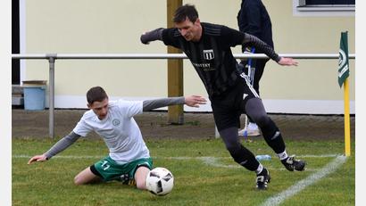 Bild: gb
Ein sehenswertes Tänzchen an der Eckfahne: Wolfgang Poetzl (rechts) vom TSV Konnersreuth schickt Mitterteichs Julian Enders auf den Hosenboden.