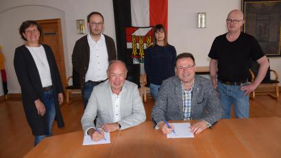 Bild: bö
Kümmersbrucks Bürgermeister Roland Strehl (vorne links) und Hohenburgs Bürgermeister Florian Junkes (vorne rechts) haben die Vereinbarung der Standesamtsübertragung ratifiziert. Mit dabei (stehend von links): Christiane Purschke, Wolfgang Roggenhofer (beide Kümmersbruck) sowie Kathrin Lautenschlager und Rainer Dertinger (beide Hohenburg).