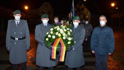 Bild: dob
Auf dem Kirchplatz formierten sich Bundeswehrsoldaten mit Bürgermeister Andreas Wutzlhofer (rechts), Vereinen und Verbänden mit Fahnenabordnungen zum Einzug in die katholische Stadtpfarrkirche zur zentralen Feier zum Volkstrauertag in der Großgemeinde. In Böhmischbruck und Roggenstein legten Vertreter an den Kriegerdenkmalen Kränze nieder.