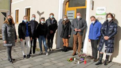 Bild: Josef Götz/exb 
Die Realschüler besuchten zusammen mit Bürgermeister Frank Zeitler (Dritter von rechts) die Stolpersteine.