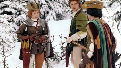 Bild: WDR/DRA/dpa
Als Jäger verkleidet, schießt Aschenbrödel (Libuse Safrankova) im Film "Drei Haselnüsse für Aschenbrödel" mit dem Prinzen (Pavel Travnicek) um die Wette.