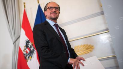 Bild: Michael Gruber/dpa
Österreichs Bundeskanzler Alexander Schallenberg kommt nach einer Krisensitzung mit den Ministerpräsidenten zu einer Pressekonferenz.