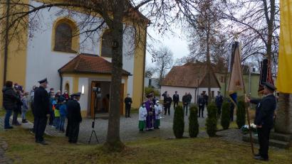 Bild: hme
Zur Gedenkfeier zum Volkstrauertag versammelten sich die Teilnehmer zwischen Kriegerdenkmal und Kirche in Neudorf.