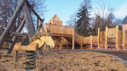 Bild: ws
Ein Mittelalterspielplatz ist beim Geschichtspark neu angelegt worden. Dafür hat der Verein Via Carolina nebst Arbeitskraft einen Betrag von rund 17 500 Euro aufgewandt. Die Stadt förderte die Initiative mit 3000 Euro.