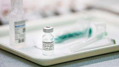 Bild: Fabian Sommer/dpa
Die in Europa zugelassenen Corona-Impfstoffe (im Bild Biontech/Pfizer) schützen alle auch gegen die Delta-Variante, die nun auch in der Oberpfalz angekommen ist. Das sagt der Regensburger Experte Prof. André Gessner.