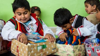 Archivbild: obs/Samaritan&#039;s Purse e. V./Raffael Reithofer
Bulgarische Kinder freuen sich im Jahr 2017 über ihre Weihnachtsgeschenken. Sie haben diese über die Aktion "Weihnachten im Schuhkarton" erhalten. Diese wird seit Jahrzehnten von vielen Oberpfälzern unterstützt