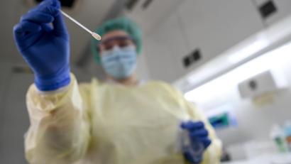 Symbolbild: Britta Pedersen/dpa
Im Landkreis Tirschenreuth gab es am Freitag 36 positive Coronatests.