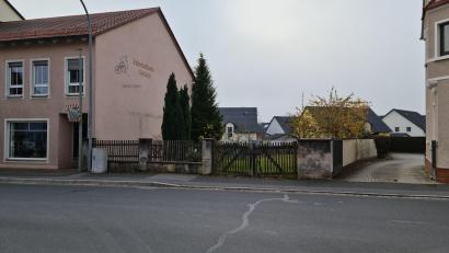 Bild: sne
Nach der Vorstellung des Bürgermeisters soll hier ein Apfelgarten mit Fußweg entstehen und so Bahnhofstraße und Am Alten Sportplatz verbinden. Der Stadtrat fühlt sich übergangen.
