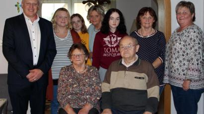 Bild: lep
Franz Kohl (vorne rechts) feiert 85. Geburtstag. Dem Jubilar gratulieren Ehefrau (vorne links), Kinder, Enkelkinder und Urenkel. Für die Marktgemeinde Kirchenthumbach überbringt Bürgermeister Jürgen Kürzinger (links) und für die Pfarrgemeinde Neuzirkendorf Sabine Frohnhöfer (rechts) Glückwünsche.