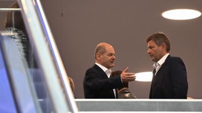 Bild: Britta Pedersen/dpa
SPD-Kanzlerkandidat Olaf Scholz (l.) und Grünen-Vorsitzender Robert Habeck.