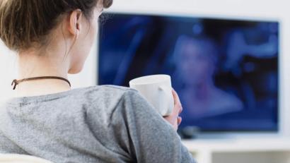 Bild: Christin Klose/dpa
Wer einen neuen Fernseher kauft, sollte auf 4K setzen und auf mindestens vier HDMI-Eingänge achten, raten Experten.