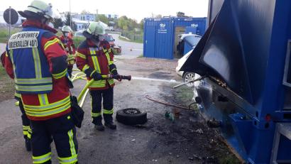 Archivbild: Feuerwehr Ursensollen/exb
Für die Feuerwehr Ursensollen war es ein ungewöhnlicher Einsatz: Sie musste im Mai einen Container löschen, der zum Lager der Baustelle an der A6 bei Theuern gehört. Jetzt beschäftigt dieser Brand die Amberger Justiz.