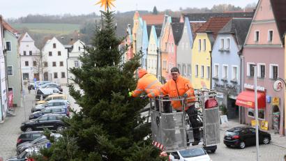 Bild: Gabi Schönberger
Mit Hilfe einer Drehleiter schmücken die Mitarbeiter des Bauhofs der Stadt die Nordmann-Tanne.