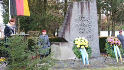 Bild: prh
Nicht nur der Opfer von Krieg und Gewaltherrschaft wollte Zweite Bürgermeisterin Tanja Kippes in ihrer Rede am Mahnmal gedenken, sondern auch den Flüchtlingen an der belarusisch-polnischen Grenze als Stimmen der Gegenwart Gehör schenken.