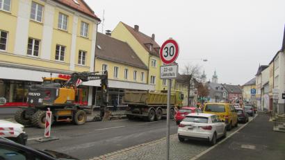 Bild: kgg
Zwei Klagen sind gegen den Planfeststellungsbeschluss für die Verlegung der Bundesstraße 299 durch Waldsassen eingegangen. Unterdessen werden die Arbeiten für die Fahrbahnsanierung in der Prinz-Ludwig-Straße (Bild) fortgesetzt.