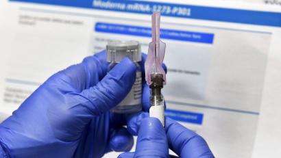 Bild: Hans Pennink/dpa
Eine Krankenschwester bereitet eine Spritze mit einem Impfstoff der US-Firma Moderna gegen Covid-19 vor.