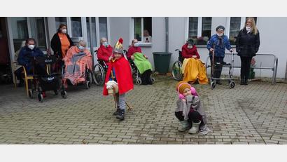 Bild: njn
Die Regenbogen-Kinder besuchten die Altenheime zum St.-Martin-Singen. Natürlich mit der Geschichte vom Heiligen. Hier auf dem Bild das Caritas-Altenheim.