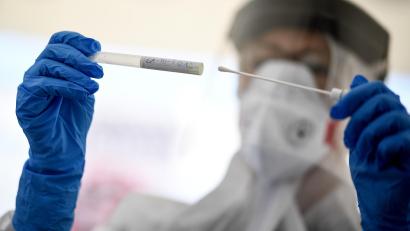 Symbolbild: Britta Pedersen/dpa
Corona-Tests bringen bayernweit immer mehr positive Fälle ans Tageslicht.