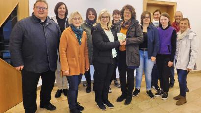 Bild: hai
Eine große Freude bereiteten vom Chor „Kids & More“ Lucia Stelzer (Fünfte von links), Sieglinde Hübner, Anette Hagn, Angelika Veigl, Mirja Weber, Milena Bauer, Waltraud Prischenk und Claudia Deubzer (von rechts) den Vertretern vom „Kleinen Dienst“ mit Claudia Hauer (Sechste von rechts), Helmut Würfel (Zweiter von rechts) und Christine Kirchberger (Zweite von links). Mit im Bild ist Pfarrer Sven Grillmeier (links).