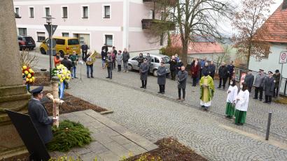 Bild: bey
Nach den Gedenkansprachen in der Pfarrkirche St. Pankratius legen Bürgermeister Reinhard Sollfrank und Erwin Schram von der Kriegerkameradschaft Parkstein, am Kriegerdenkmal Kränze nieder.