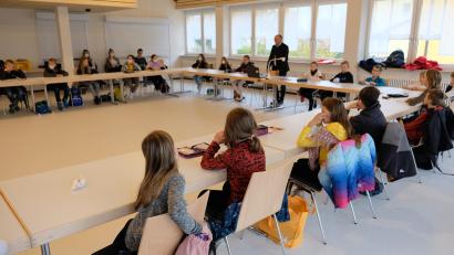 Archivbild: do
Gefragter denn je ist nach der Generalsanierung die Nutzung des Gemeindezentrums. Unser Bild zeigt den Empfang einer Grundschulklasse im großen Saal durch Bürgermeister Albert Nickl. Verbunden mit der Aufwertung der Räumlichkeiten sind neue Nutzungsgebühren.