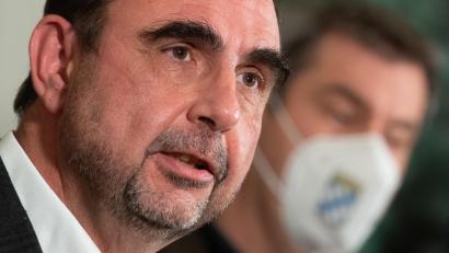 Bild: Sven Hoppe
Ernster Blick, müde Augen: Gesundheitsminister Klaus Holetschek bei der Pressekonferenz mit Ministerpräsident Markus Söder.