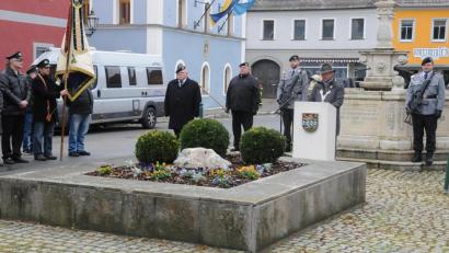 Bild: bey
Bürgermeister Rainer Rewitzer nannte das Gedenkem am Volkstrauertag eine "nie endende Aufgabe", die sich als Mahnung an die Opfer von Krieg, Terror und Gewalt nicht nur auf diesen Tag beschränken dürfe.