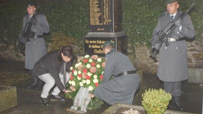 Bild: mmj
Gemeinsam legen Bürgermeister Gerald Reiter und Feldwebel Carsten Lehner am Kriegerdenkmal, flankiert von Soldaten des 4. Panzergrenadierbataillons 122, einen Kranz nieder.