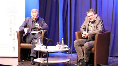 Bild: cog
Aus seinem Roman "Stern 111" las der Autor Lutz Seiler (links) vor und erläuterte im Gespräch mit Thomas Geiger vom Literarischen Colloquium Berlin den kreativen Schaffensprozess.