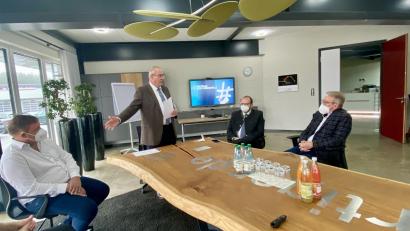 Bild: Eichl
Bezirkstagspräsident Franz Löffler (Mitte) deutet auf ein unternehmerisches Aushängeschild der Region, den "Stahlfertiger"-Chef Stefan Voit, Gastgeber für die Vorstellung des Webprojektes "Digitale Nordoberpfalz"; mit im Bild Landrat Andreas Meier und Bürgermeister Reinhold Wildenauer (rechts).