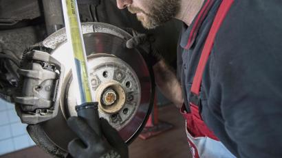 Bild:  Robert Günther/dpa
Alles in Ordnung mit den Bremsen? Der Tüv hat bei Hauptuntersuchungen zuletzt wesentlich weniger gravierende Mängel entdeckt als in den Jahren zuvor.