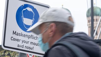 Bild: Peter Kneffel/dpa
Eine Vielzahl aktueller Studien belegt: Das Tragen von Gesichtsmasken trägt bedeutend zur Eindämmung der Corona-Pandemie bei. Masken können auch vor schweren Krankheitsverläufen bewahren.