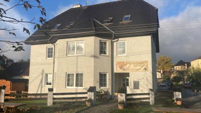 Bild: ca
Der Hauptsitz der Zwölf Stämme in Skalna.