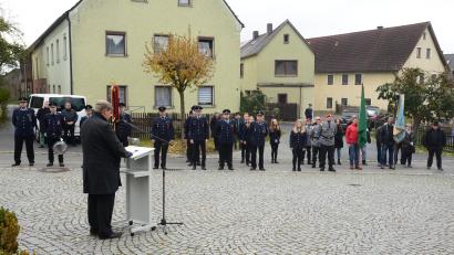 Bild: bey
Bürgermeister Martin Schregelmann bittet in seiner Ansprache, Zeichen für den Frieden weltweit zu setzen.