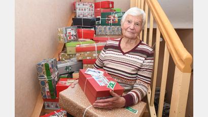 Bild: Gabi Schönberger
Rosemarie Meier hat für die Aktion „Weihnachten im Schuhkarton“ in diesem Jahr 32 Päckchen für Kinder aus Osteuropa gepackt. Sie und die Frauen ihrer Gymnastikgruppe im Frauenbund St. Elisabeth haben dafür auch liebevoll genähte und gestrickte Geschenke beigesteuert.