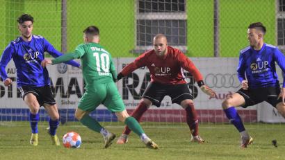 Bild: Büttner, Gerhard
Öfter als es der SpVgg SV Weiden lieb war tauchten die Stürmer des TSV Bad Abbach vor dem von Michael Heisig gehüteten Weidener Tor auf. Am Ende war der ungeschlagene Spitzenreiter froh, mit einem knappen 1:0-Sieg die Punkte behalten zu haben.