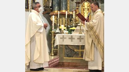 Bild: bö
Pater Slawomir Niemczewski (links) wird bei einem Festgottesdienst mit Gläubigen aus beiden Pfarreien von Dekan Markus Brunner (rechts) offiziell mit der Betreuung der beiden Pfarreien Mariä Himmelfahrt Rieden und St. Michael Vilshofen beauftragt.