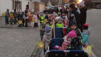 Bild: mez
Aufstellung zum feierlichen Martinsumzug durch die Straßen der Gemeinde nahmen alle Kinder des katholischen Kinderhauses Herz Jesu.