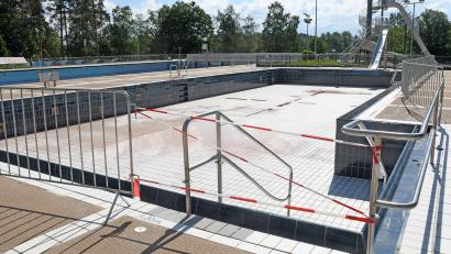 Archivbild: Gabi Schönberger
Die Beckensanierung im Schätzlerbad hält das Finanzministerium der Stadt als unangemessene freiwillige Leitung vor. Geht gar nicht, findet die Kämmerin.