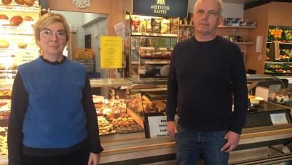 Bild: ihl
Das Fehlen von Bäckern und Konditoren zwingt Doris und Siegfried Plößl ihre Bäckerei samstags zu schließen.