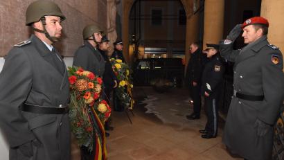 Bild: Stephan Huber
Im Begleitung von Kommandeur Sebastian Erbe (rechts) und Ambergs Polizei-Chef Thomas Lachner (Zweiter von rechts) legte Oberbürgermeister Michael Cerny am Samstag vor dem Ehrenmal am Rathaus einen Kranz nieder.