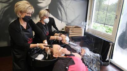 Bild: Kunz
Der Beruf der Friseurin zählt bei den Mädchen nach der Schulausbildung immer noch zu den beliebtesten Ausbildungsberufen. Doch die Bewerber stehen bei den Ausbildungsbetrieben nicht Schlange. Dieses Bild zieht sich nahezu durch fast alle Branchen.