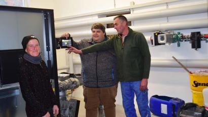 Bild: no
Illschwangs Bürgermeister Dieter Dehling lässt sich von Christian und Marion Graf die neue Hackschnitzelheizung vorführen, mit der in Zukunft ein Großteil der Haushalte der Ortschaft Hermannsberg versorgt wird.