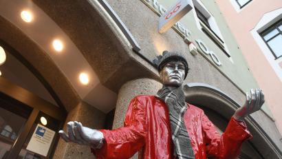 Bild: Gabi Schönberger
Der rote "Schorsch" soll bleiben, wünschen sich viele Kunden von Brillen Stober. Verschwunden ist allerdings die große Digitaltafel über dem Eingang, die Uhrzeit, Datum oder Temperatur anzeigte.